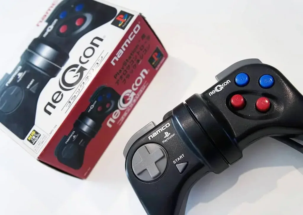 ナムコ ブラックネジコン PlayStation コントローラ（R4のオマケ付） Consolevariations - Namco Playstation NeGcon Black Controller