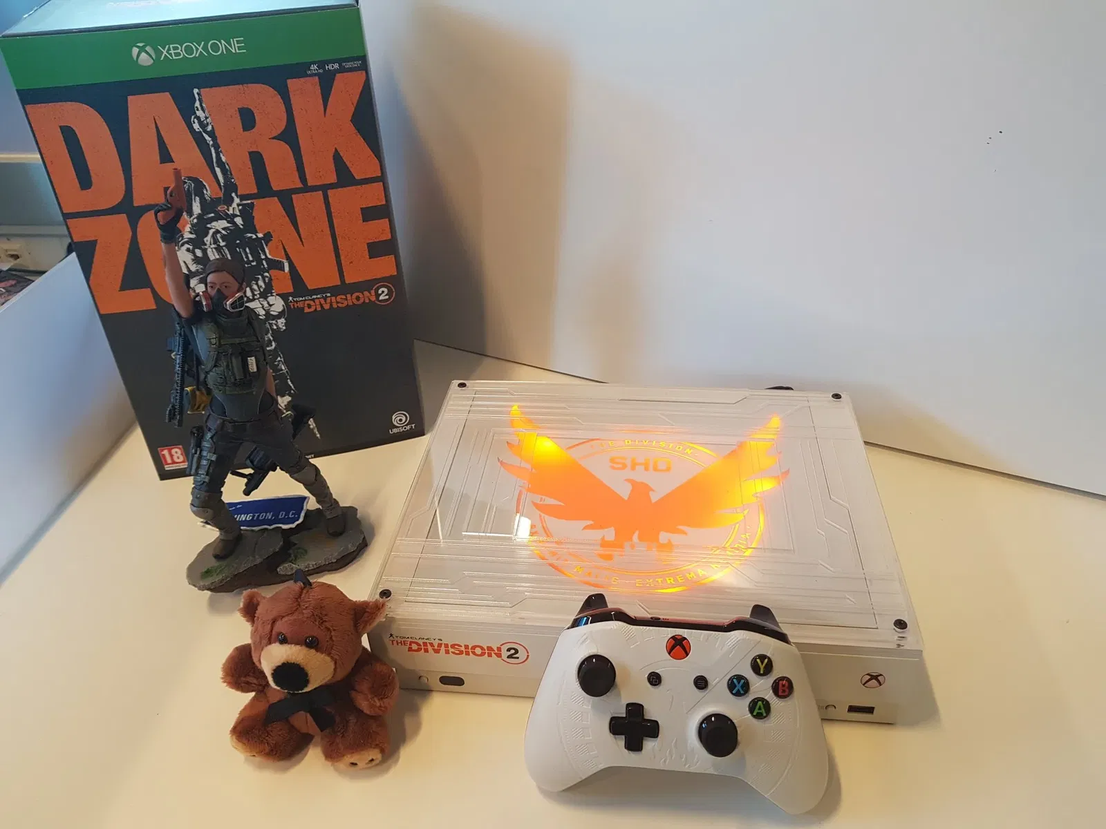 Xbox - Xbox One X（ディビジョン2同梱版）/XBO/CYV-00270/D 1 Amazon.co.jp: Xbox One X ディビジョン2 同梱版(CYV-00270
