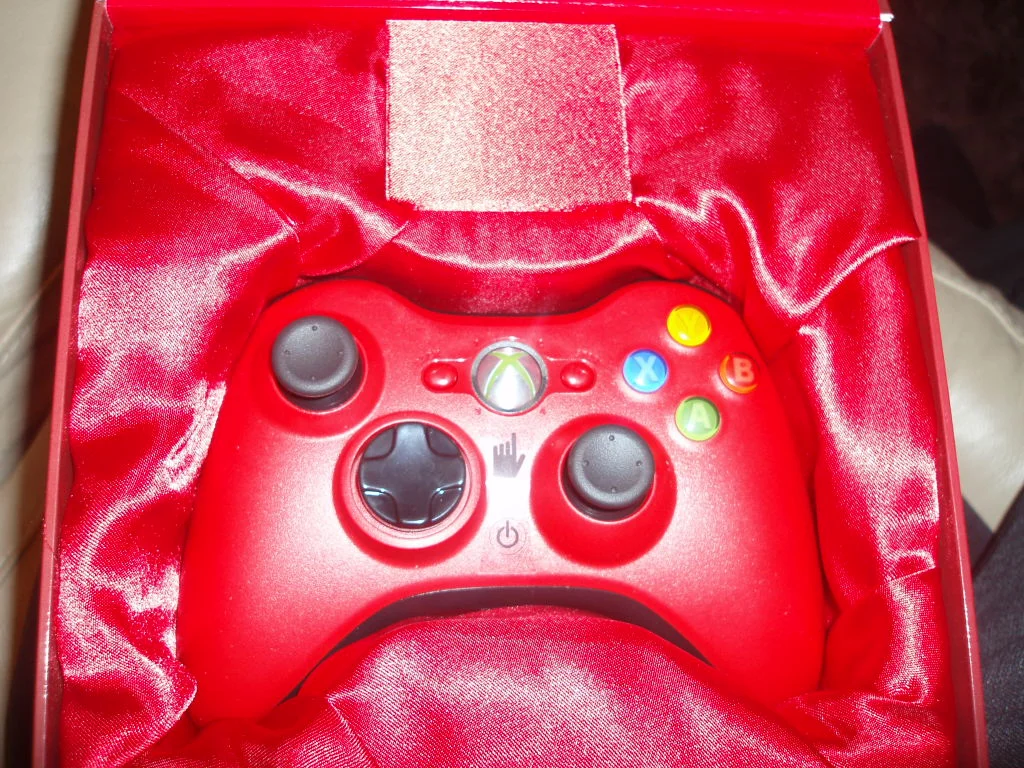 Microsoft Xbox 360 Valentines Day Controller