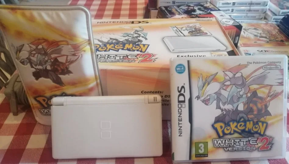  Nintendo DS Lite Polar White - Pokemon White 2 Bundle