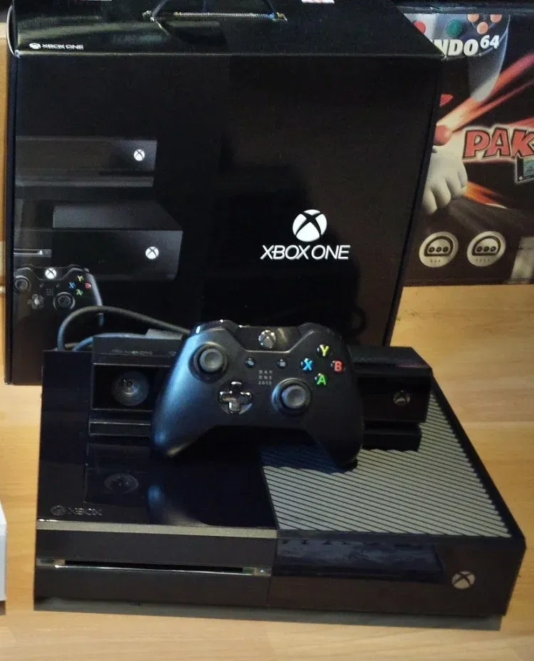  Microsoft Xbox One Day One Console