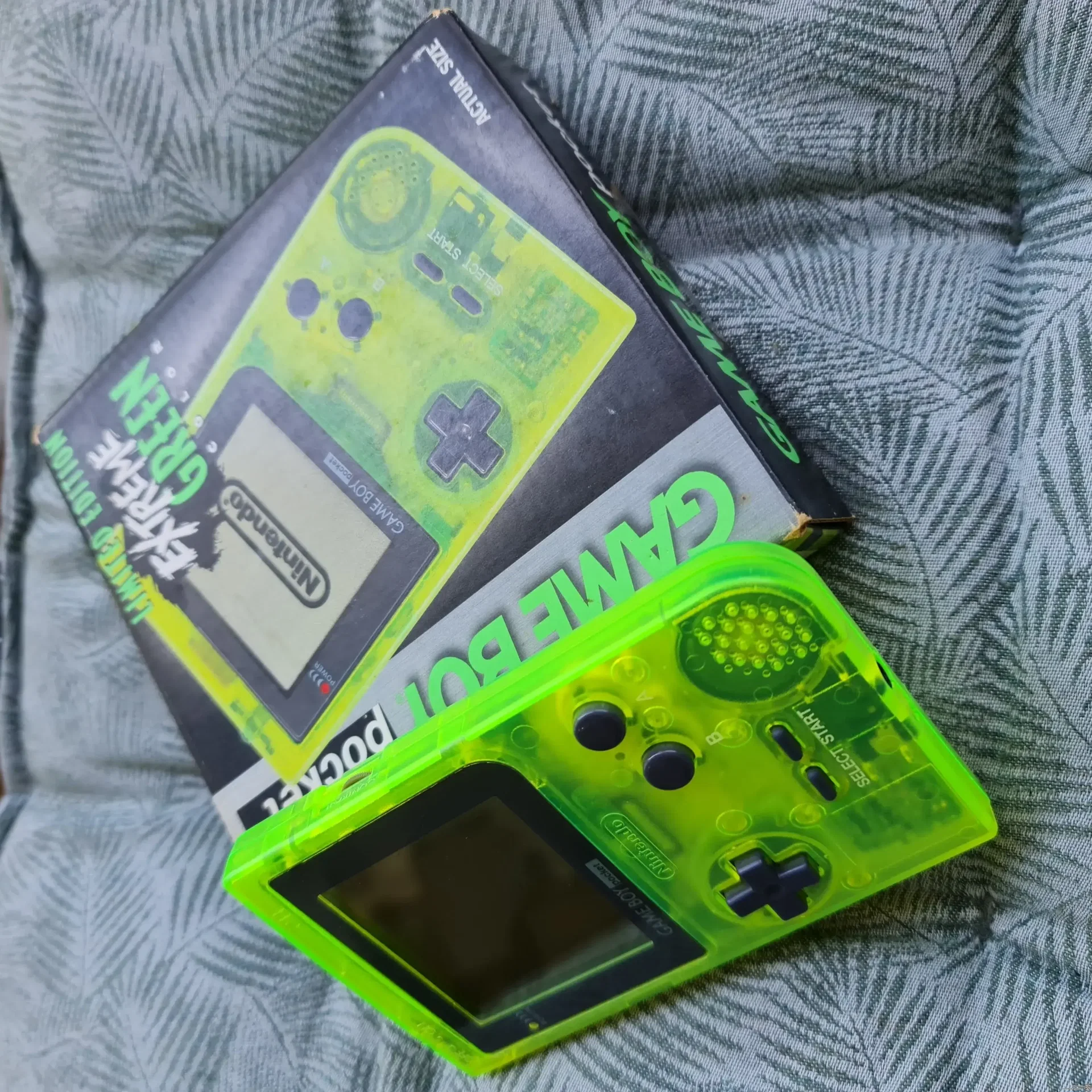 Consolevariations - Nintendo Game Boy Pocket Extreme Green Console