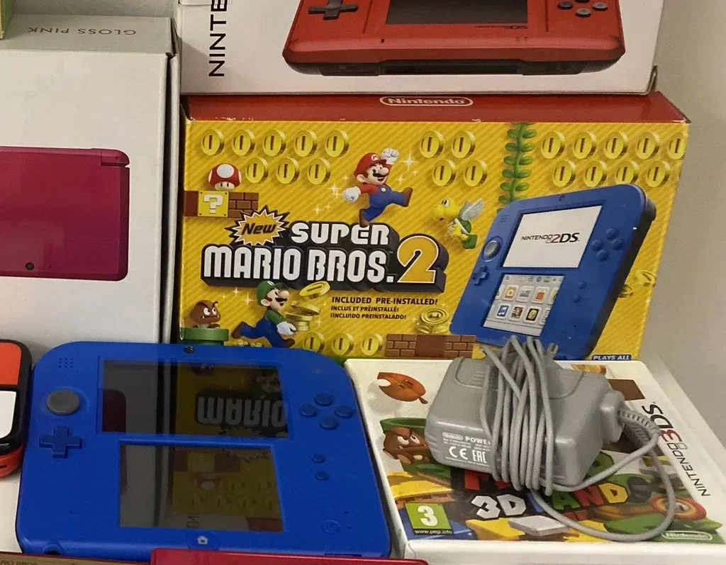 Consolevariations - Nintendo 2DS Electric Blue + New. Super Mario
