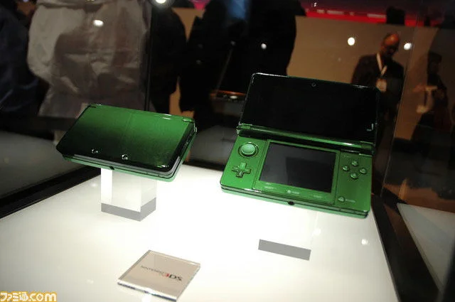  Nintendo 3DS Green Console