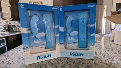 Wii Sports Resort "Original Color Wii Remote Present Campaign" bundle