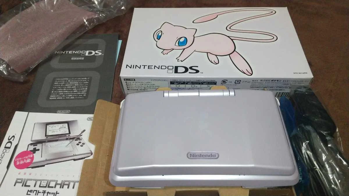  Nintendo DS Pokemon Center Mew Console
