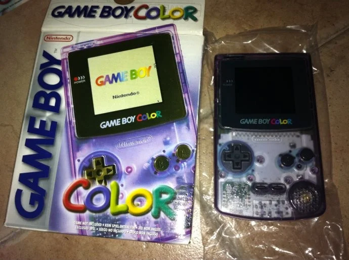 Атомик бокс игра. Nintendo game boy Color 1998. Nintendo game boy Color Box. Nintendo game boy фиолетовый. Game boy Color фиолетовый.