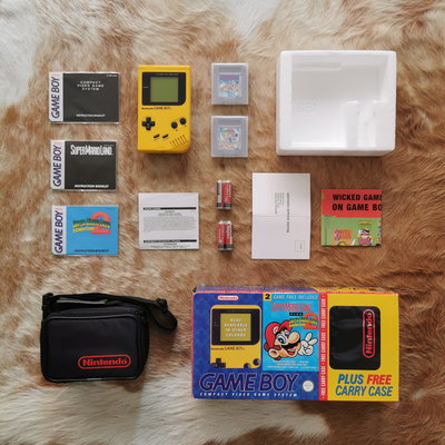 Nintendo Game Boy Super Mario Land 2 + Carry Case Yellow Window Bundle