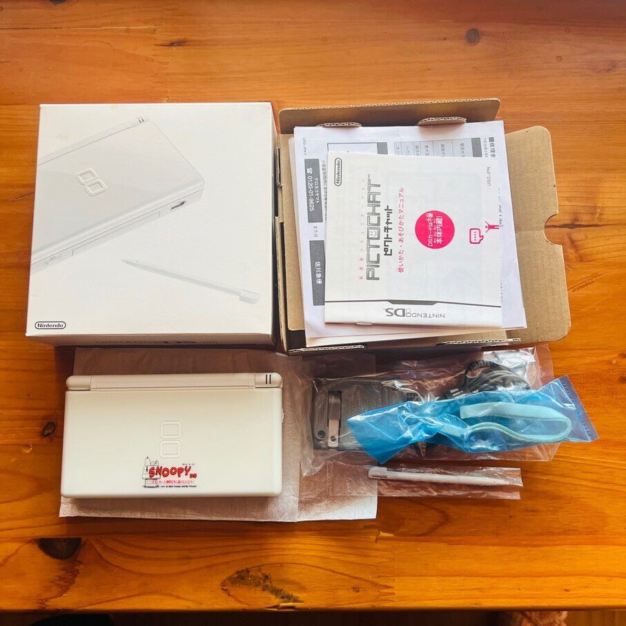  Nintendo DS Lite Let’s Go Meet Snoopy &amp; Friends Console