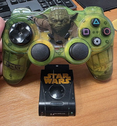 Mini Mando PlayStation 2 Star Wars Yoda controller