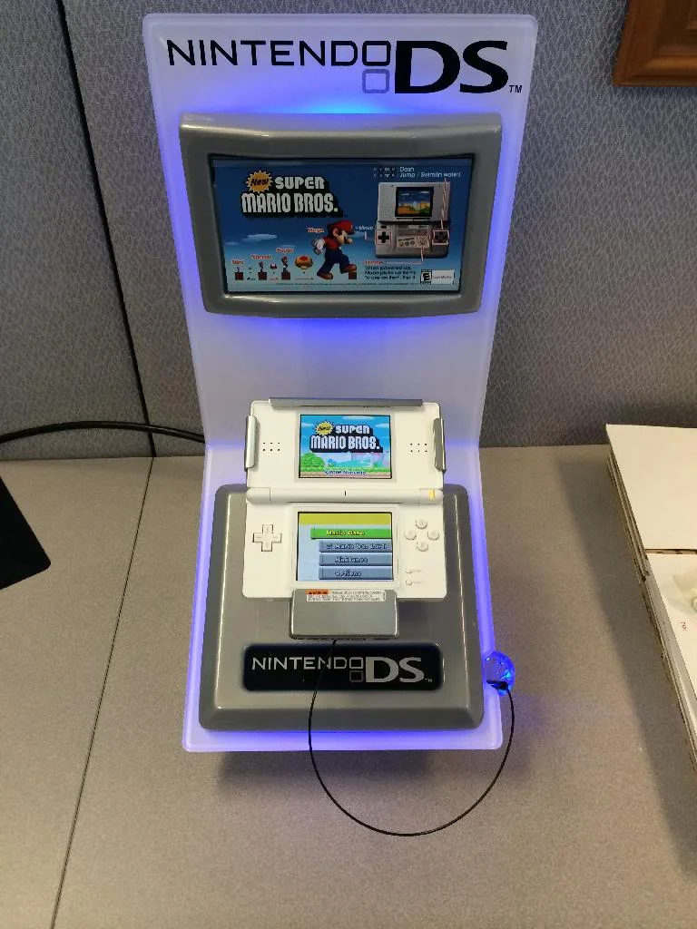  Nintendo DS Lite Kiosk New Super Mario Bros Kiosk