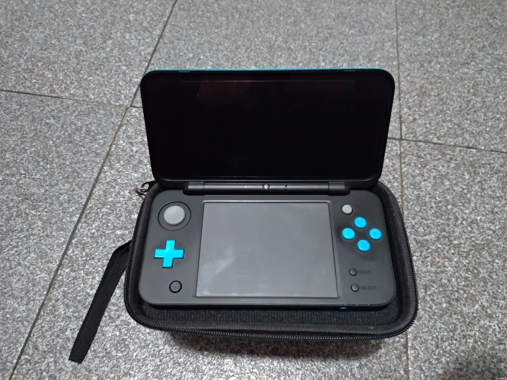 Consolevariations - New Nintendo 2DS XL Black & Turquoise Console