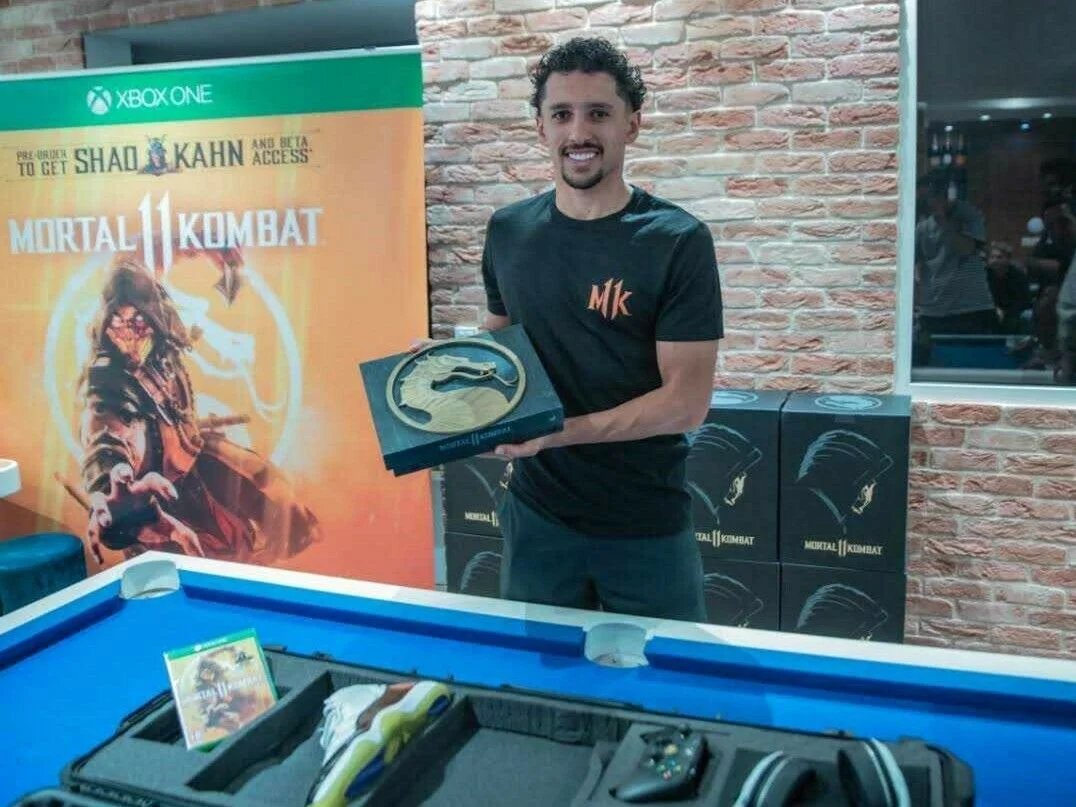  Microsoft Xbox One X Mortal Kombat Vip Kit Console
