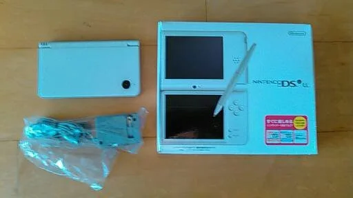  Nintendo DSi LL White Console