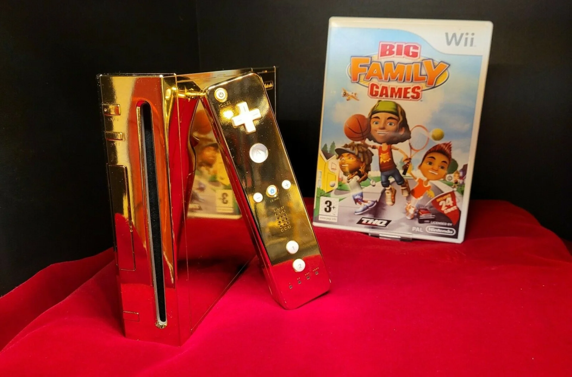 The 24K gold plated Wii made for Queen Elisabeth II is for Sale!