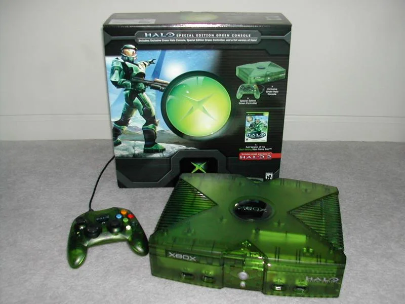 The green Halo Combat Evolved original Xbox sure does look nice next to the  clear European Halo 2 Crystal original Xbox 😊 : r/halo